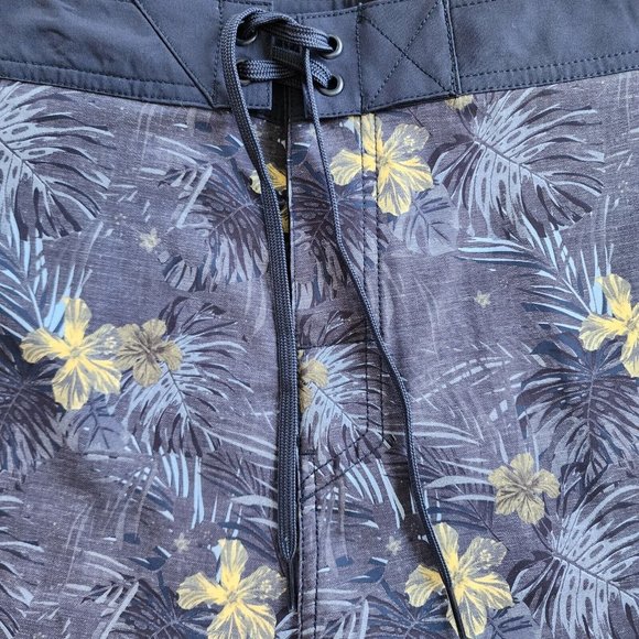 Travis Mathew Board Shorts Mens 40 Blue Floral Tropical Hawaiian Becan Ruins NEW - Picture 11 of 12